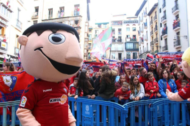 La plantilla, el cuerpo técnico y la directiva del C.A. Osasuna celebró en la sede del Gobierno de Navarra y en el Ayutamiento de Pamplona el ascenso a Primera División.