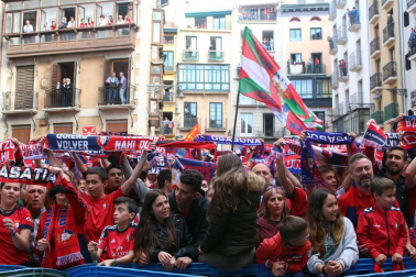 La plantilla, el cuerpo técnico y la directiva del C.A. Osasuna celebró en la sede del Gobierno de Navarra y en el Ayutamiento de Pamplona el ascenso a Primera División.