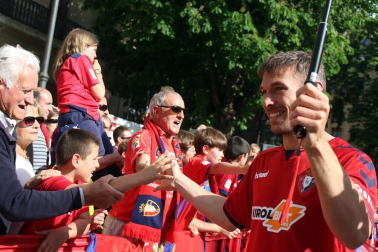 La plantilla, el cuerpo técnico y la directiva del C.A. Osasuna celebró en la sede del Gobierno de Navarra y en el Ayutamiento de Pamplona el ascenso a Primera División.