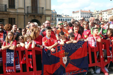La plantilla, el cuerpo técnico y la directiva del C.A. Osasuna celebró en la sede del Gobierno de Navarra y en el Ayutamiento de Pamplona el ascenso a Primera División.