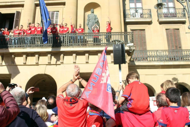 La plantilla, el cuerpo técnico y la directiva del C.A. Osasuna celebró en la sede del Gobierno de Navarra y en el Ayutamiento de Pamplona el ascenso a Primera División.