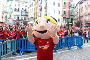 La plantilla, el cuerpo técnico y la directiva del C.A. Osasuna celebró en la sede del Gobierno de Navarra y en el Ayutamiento de Pamplona el ascenso a Primera División.