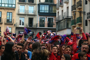 La plantilla, el cuerpo técnico y la directiva del C.A. Osasuna celebró en la sede del Gobierno de Navarra y en el Ayutamiento de Pamplona el ascenso a Primera División.