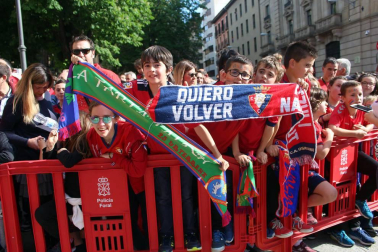 La plantilla, el cuerpo técnico y la directiva del C.A. Osasuna celebró en la sede del Gobierno de Navarra y en el Ayutamiento de Pamplona el ascenso a Primera División.