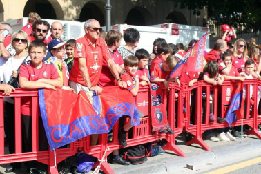 La plantilla, el cuerpo técnico y la directiva del C.A. Osasuna celebró en la sede del Gobierno de Navarra y en el Ayutamiento de Pamplona el ascenso a Primera División.