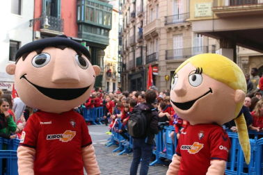 La plantilla, el cuerpo técnico y la directiva del C.A. Osasuna celebró en la sede del Gobierno de Navarra y en el Ayutamiento de Pamplona el ascenso a Primera División.