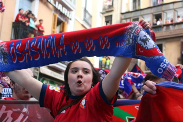 La plantilla, el cuerpo técnico y la directiva del C.A. Osasuna celebró en la sede del Gobierno de Navarra y en el Ayutamiento de Pamplona el ascenso a Primera División.