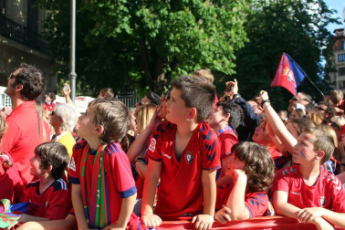 La plantilla, el cuerpo técnico y la directiva del C.A. Osasuna celebró en la sede del Gobierno de Navarra y en el Ayutamiento de Pamplona el ascenso a Primera División.