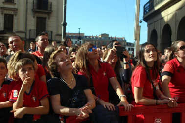 La plantilla, el cuerpo técnico y la directiva del C.A. Osasuna celebró en la sede del Gobierno de Navarra y en el Ayutamiento de Pamplona el ascenso a Primera División.