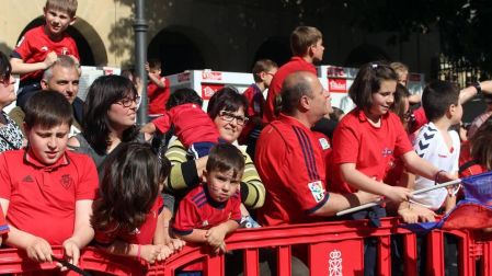 La plantilla, el cuerpo técnico y la directiva del C.A. Osasuna celebró en la sede del Gobierno de Navarra y en el Ayutamiento de Pamplona el ascenso a Primera División.