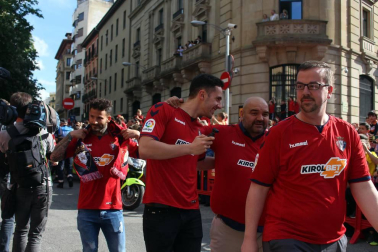La plantilla, el cuerpo técnico y la directiva del C.A. Osasuna celebró en la sede del Gobierno de Navarra y en el Ayutamiento de Pamplona el ascenso a Primera División.