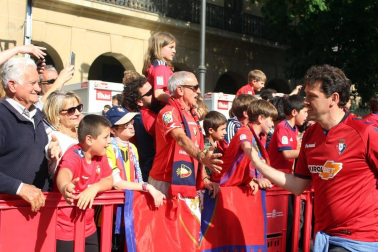 La plantilla, el cuerpo técnico y la directiva del C.A. Osasuna celebró en la sede del Gobierno de Navarra y en el Ayutamiento de Pamplona el ascenso a Primera División.