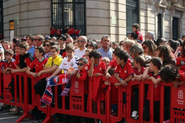 La plantilla, el cuerpo técnico y la directiva del C.A. Osasuna celebró en la sede del Gobierno de Navarra y en el Ayutamiento de Pamplona el ascenso a Primera División.
