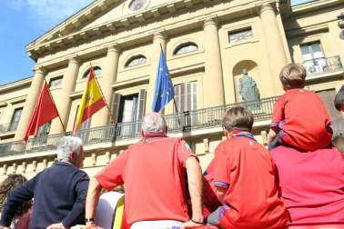 La plantilla, el cuerpo técnico y la directiva del C.A. Osasuna celebró en la sede del Gobierno de Navarra y en el Ayutamiento de Pamplona el ascenso a Primera División.