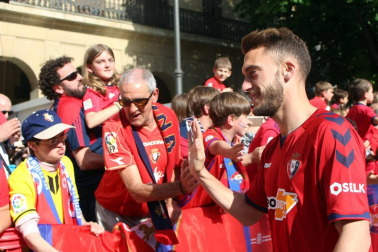 La plantilla, el cuerpo técnico y la directiva del C.A. Osasuna celebró en la sede del Gobierno de Navarra y en el Ayutamiento de Pamplona el ascenso a Primera División.