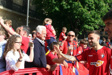 La plantilla, el cuerpo técnico y la directiva del C.A. Osasuna celebró en la sede del Gobierno de Navarra y en el Ayutamiento de Pamplona el ascenso a Primera División.