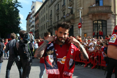 La plantilla, el cuerpo técnico y la directiva del C.A. Osasuna celebró en la sede del Gobierno de Navarra y en el Ayutamiento de Pamplona el ascenso a Primera División.