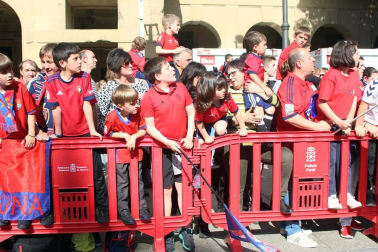La plantilla, el cuerpo técnico y la directiva del C.A. Osasuna celebró en la sede del Gobierno de Navarra y en el Ayutamiento de Pamplona el ascenso a Primera División.