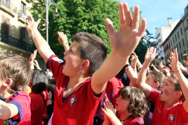 La plantilla, el cuerpo técnico y la directiva del C.A. Osasuna celebró en la sede del Gobierno de Navarra y en el Ayutamiento de Pamplona el ascenso a Primera División.