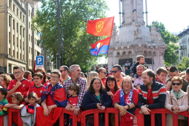 La plantilla, el cuerpo técnico y la directiva del C.A. Osasuna celebró en la sede del Gobierno de Navarra y en el Ayutamiento de Pamplona el ascenso a Primera División.