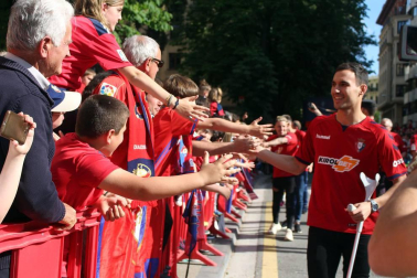 La plantilla, el cuerpo técnico y la directiva del C.A. Osasuna celebró en la sede del Gobierno de Navarra y en el Ayutamiento de Pamplona el ascenso a Primera División.