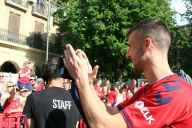 La plantilla, el cuerpo técnico y la directiva del C.A. Osasuna celebró en la sede del Gobierno de Navarra y en el Ayutamiento de Pamplona el ascenso a Primera División.