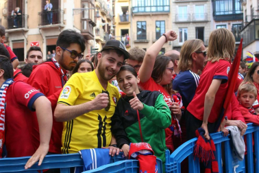 La plantilla, el cuerpo técnico y la directiva del C.A. Osasuna celebró en la sede del Gobierno de Navarra y en el Ayutamiento de Pamplona el ascenso a Primera División.