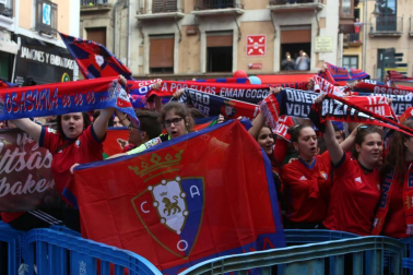La plantilla, el cuerpo técnico y la directiva del C.A. Osasuna celebró en la sede del Gobierno de Navarra y en el Ayutamiento de Pamplona el ascenso a Primera División.