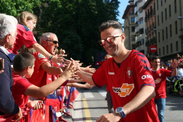 La plantilla, el cuerpo técnico y la directiva del C.A. Osasuna celebró en la sede del Gobierno de Navarra y en el Ayutamiento de Pamplona el ascenso a Primera División.