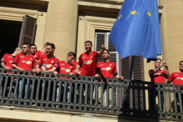 La plantilla, el cuerpo técnico y la directiva del C.A. Osasuna celebró en la sede del Gobierno de Navarra y en el Ayutamiento de Pamplona el ascenso a Primera División.