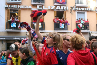 La plantilla, el cuerpo técnico y la directiva del C.A. Osasuna celebró en la sede del Gobierno de Navarra y en el Ayutamiento de Pamplona el ascenso a Primera División.
