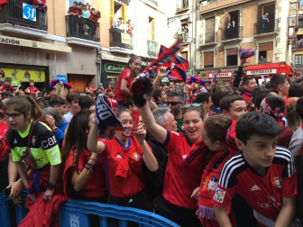 La plantilla, el cuerpo técnico y la directiva del C.A. Osasuna celebró en la sede del Gobierno de Navarra y en el Ayutamiento de Pamplona el ascenso a Primera División.