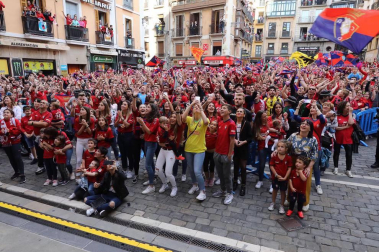 La plantilla, el cuerpo técnico y la directiva del C.A. Osasuna celebró en la sede del Gobierno de Navarra y en el Ayutamiento de Pamplona el ascenso a Primera División.