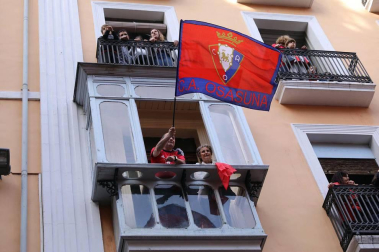 La plantilla, el cuerpo técnico y la directiva del C.A. Osasuna celebró en la sede del Gobierno de Navarra y en el Ayutamiento de Pamplona el ascenso a Primera División.