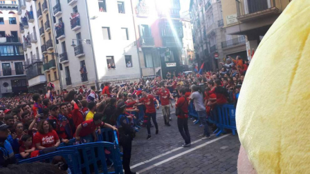 Llegada de los jugadores a la Plaza del Ayuntamiento.