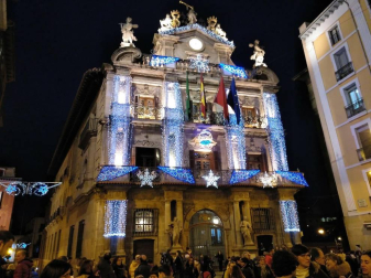 La celebración de la festividad de San Saturnino, patrón de Pamplona, ha sido un año más la fecha elegida para el encendido de la iluminación navideña.