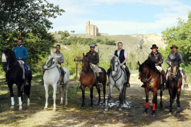 El sábado 18 de mayo se celebró en Caparroso un día dedicado a los usos y costumbres de antaño. Por la mañana, un encierro trashumante y una degustación de espárragos fueron los actos principales. Tras la comida y el concurso de menestras, la tarde dio paso a diferentes actividades, como concierto, teatro, magia o danzas.