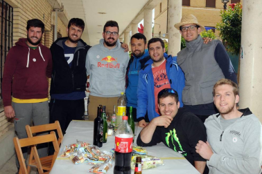 El sábado 18 de mayo se celebró en Caparroso un día dedicado a los usos y costumbres de antaño. Por la mañana, un encierro trashumante y una degustación de espárragos fueron los actos principales. Tras la comida y el concurso de menestras, la tarde dio paso a diferentes actividades, como concierto, teatro, magia o danzas.