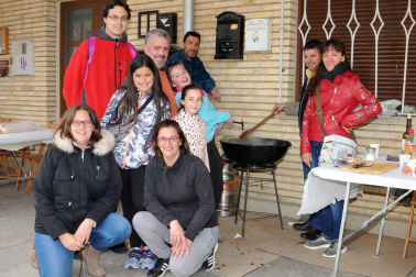 El sábado 18 de mayo se celebró en Caparroso un día dedicado a los usos y costumbres de antaño. Por la mañana, un encierro trashumante y una degustación de espárragos fueron los actos principales. Tras la comida y el concurso de menestras, la tarde dio paso a diferentes actividades, como concierto, teatro, magia o danzas.