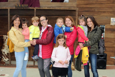 El sábado 18 de mayo se celebró en Caparroso un día dedicado a los usos y costumbres de antaño. Por la mañana, un encierro trashumante y una degustación de espárragos fueron los actos principales. Tras la comida y el concurso de menestras, la tarde dio paso a diferentes actividades, como concierto, teatro, magia o danzas.