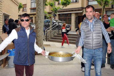 El sábado 18 de mayo se celebró en Caparroso un día dedicado a los usos y costumbres de antaño. Por la mañana, un encierro trashumante y una degustación de espárragos fueron los actos principales. Tras la comida y el concurso de menestras, la tarde dio paso a diferentes actividades, como concierto, teatro, magia o danzas.