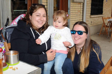 El sábado 18 de mayo se celebró en Caparroso un día dedicado a los usos y costumbres de antaño. Por la mañana, un encierro trashumante y una degustación de espárragos fueron los actos principales. Tras la comida y el concurso de menestras, la tarde dio paso a diferentes actividades, como concierto, teatro, magia o danzas.