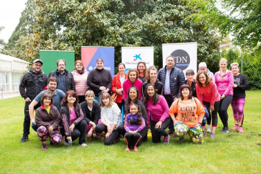 Más de 70 personas se acercaron al club C.D. Larraina para sumar kilómetros en un evento de zumba enmarcado dentro de la iniciativa 'Reto solidario' organizada por Fundación Diario de Navarra y Obra Social “la Caixa”. Esta actividad fue promocionada por la Asociación de Entidades Deportivas y de Ocio de Navarra (AEDONA) y sus 11 clubes, que colaboran en este reto con un ambicioso objetivo: lograr 200.000 km en ocho semanas.