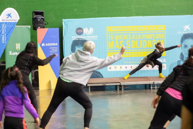 Más de 70 personas se acercaron al club C.D. Larraina para sumar kilómetros en un evento de zumba enmarcado dentro de la iniciativa 'Reto solidario' organizada por Fundación Diario de Navarra y Obra Social “la Caixa”. Esta actividad fue promocionada por la Asociación de Entidades Deportivas y de Ocio de Navarra (AEDONA) y sus 11 clubes, que colaboran en este reto con un ambicioso objetivo: lograr 200.000 km en ocho semanas.