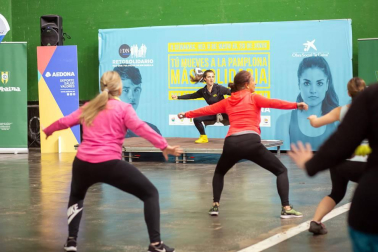 Más de 70 personas se acercaron al club C.D. Larraina para sumar kilómetros en un evento de zumba enmarcado dentro de la iniciativa 'Reto solidario' organizada por Fundación Diario de Navarra y Obra Social “la Caixa”. Esta actividad fue promocionada por la Asociación de Entidades Deportivas y de Ocio de Navarra (AEDONA) y sus 11 clubes, que colaboran en este reto con un ambicioso objetivo: lograr 200.000 km en ocho semanas.
