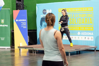 Más de 70 personas se acercaron al club C.D. Larraina para sumar kilómetros en un evento de zumba enmarcado dentro de la iniciativa 'Reto solidario' organizada por Fundación Diario de Navarra y Obra Social “la Caixa”. Esta actividad fue promocionada por la Asociación de Entidades Deportivas y de Ocio de Navarra (AEDONA) y sus 11 clubes, que colaboran en este reto con un ambicioso objetivo: lograr 200.000 km en ocho semanas.