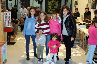 La Asociación P.I.C.A. Navarra (para la protección a la infancia contra el abuso) organizó en su sede de Arre un nuevo encuentro dirigido a los más pequeños, con juegos tradicionales, merendola y curso de cocina txiki. Una forma de dar visibilidad al trabajo voluntario de este colectivo, que actúa tanto desde el acompañamiento al menor como desde la prevención a través de charlas y encuentros.