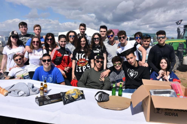 Uno de los actos más populares y concurridos de la fiesta de la Primavera en Cascante es la tradicional romería a La Cruceta. Hasta allí se desplazaron las cuadrillas, para disfrutar de un día de campo y compartir una buena mesa. Más de dos mil personas compartieron este día de encuentro entre vecinos, familiares y amigos.