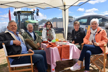 Uno de los actos más populares y concurridos de la fiesta de la Primavera en Cascante es la tradicional romería a La Cruceta. Hasta allí se desplazaron las cuadrillas, para disfrutar de un día de campo y compartir una buena mesa. Más de dos mil personas compartieron este día de encuentro entre vecinos, familiares y amigos.