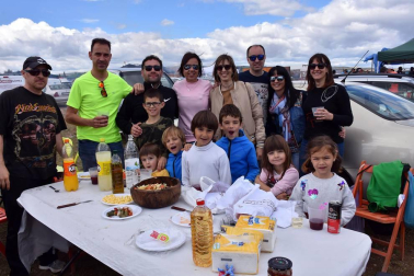 Uno de los actos más populares y concurridos de la fiesta de la Primavera en Cascante es la tradicional romería a La Cruceta. Hasta allí se desplazaron las cuadrillas, para disfrutar de un día de campo y compartir una buena mesa. Más de dos mil personas compartieron este día de encuentro entre vecinos, familiares y amigos.